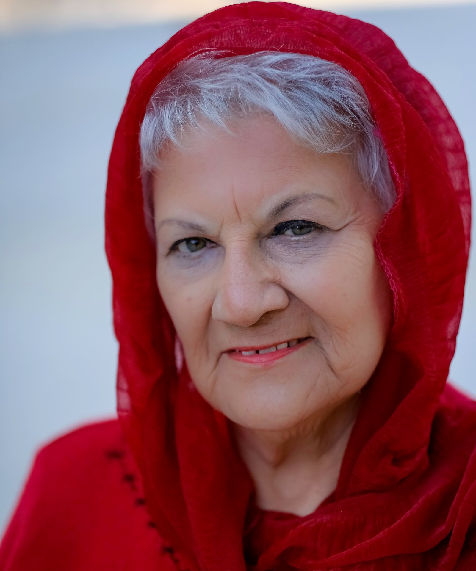 Edith Aguirre con un pañuelo rojo